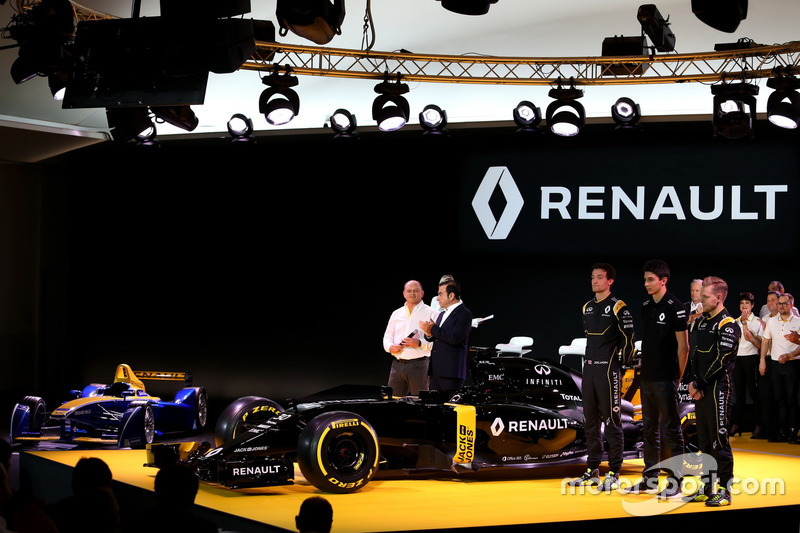 Frederic Vasseur, Renndirektor Renault Sport Racing F1 Team, Carlos Ghosn, Präsident Renault; Jolyon Palmer, Renault Sport F1 Team; Esteban Ocon, Renault Sport F1 Team; Kevin Magnussen, Renault Sport F1 Team