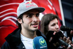 Carlos Sainz Jr., Scuderia Toro Rosso con i giornalisti
