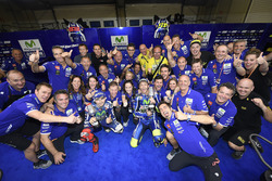 Sieger Valentino Rossi, Yamaha Factory Racing; 2. Jorge Lorenzo, Yamaha Factory Racing feiern mit de