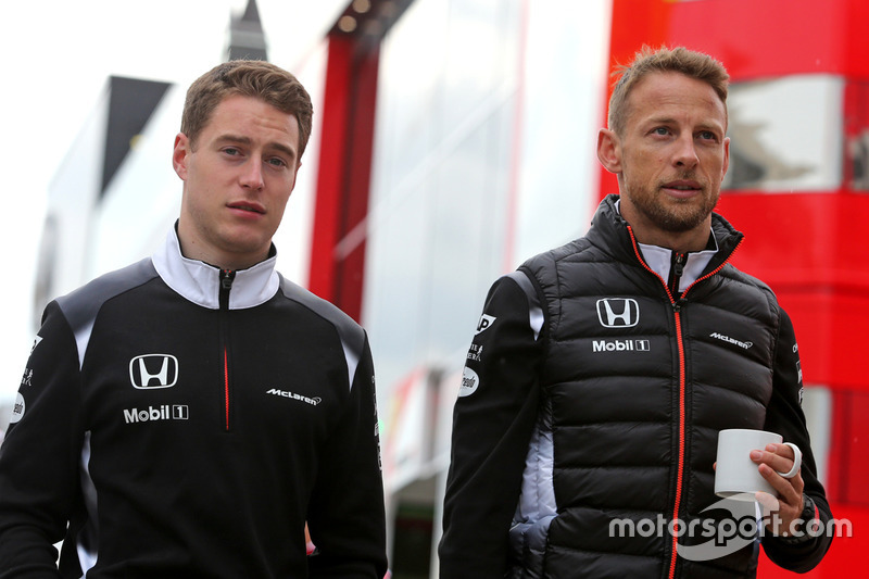 Stoffel Vandoorne, McLaren F1 Team, Ersatzfahrer, und Jenson Button, McLaren