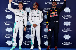 Pole voor Lewis Hamilton, Mercedes AMG F1 W07, tweede Nico Rosberg, Mercedes AMG F1 W07 en derde Daniel Ricciardo, Red Bull Racing RB12