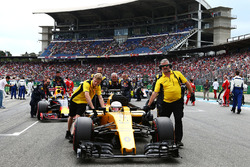 Kevin Magnussen, Renault Sport F1 Team RS16 en la parrilla