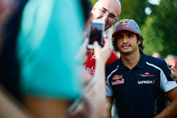 Carlos Sainz Jr., Scuderia Toro Rosso with fans