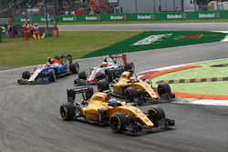 Jolyon Palmer, Renault Sport F1 Team RS16; Kevin Magnussen, Renault Sport F1 Team RS16