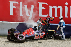 Daniil Kvyat, Scuderia Toro Rosso después de que se estrella en la clasificación
