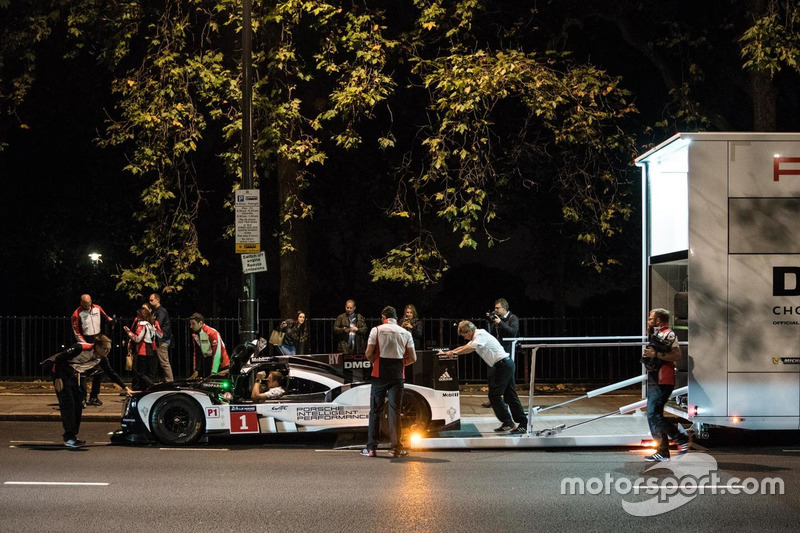 马克·韦伯伦敦中心区驾驶保时捷 919 Hybrid LMP1 赛车