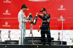 Nico Rosberg, Mercedes AMG F1, junto a Sergio Pérez, Sahara Force India F1, en Baku