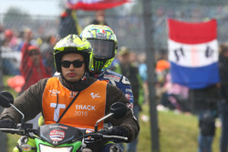 Валентино Россі, Yamaha Factory Racing, позаду на скутері після аварії