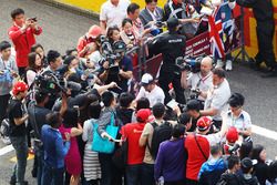 Fernando Alonso, McLaren firma autógrafos para los fans