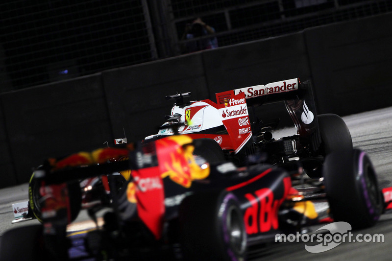 Sebastian Vettel, Ferrari SF16-H precede Daniel Ricciardo, Red Bull Racing RB12