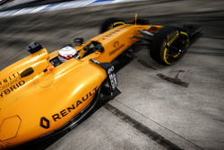 Kevin Magnussen, Renault Sport F1 Team RS16 sort des stands