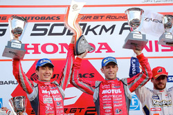 Podio GT500: i vincitori della gara Tsugio Matsuda, Ronnie Quintarelli, Nismo