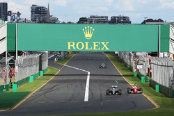 Lewis Hamilton, Mercedes AMG F1 Team W07 y Sebastian Vettel, Ferrari SF16-H luchan po la posición