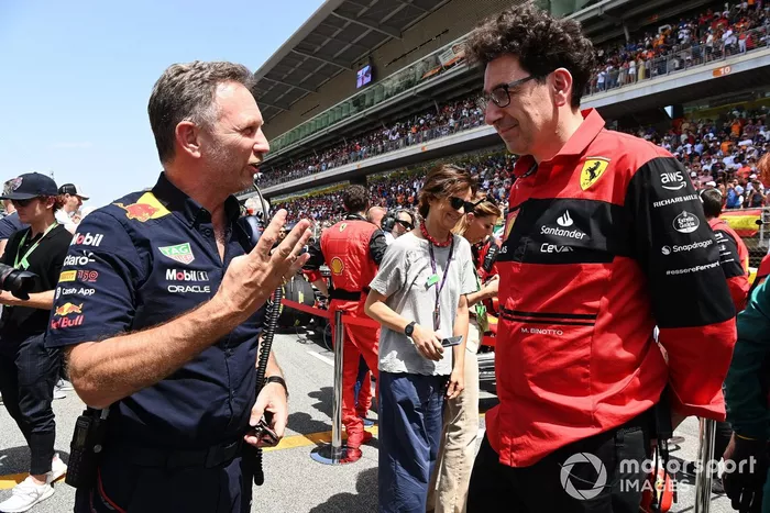 Christian Horner, director del equipo Red Bull Racing, Mattia Binotto, director del equipo Ferrari, en la parrilla 
