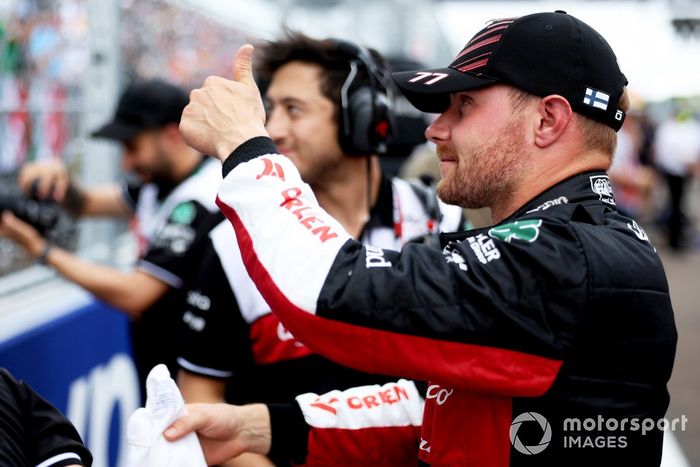 Valtteri Bottas, del equipo Alfa Romeo F1, en la parrilla con los ingenieros