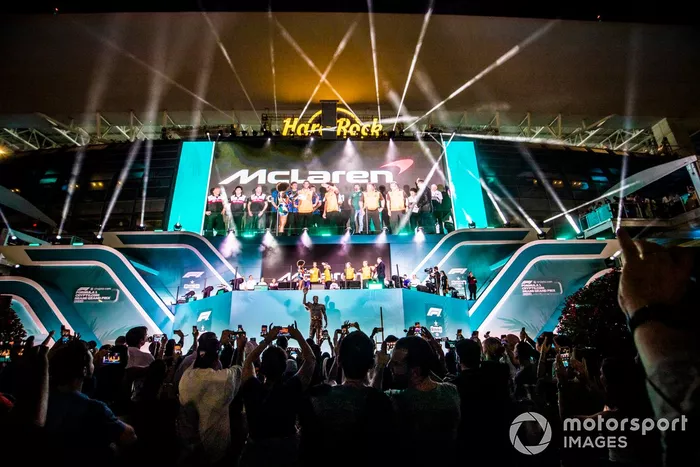 Lando Norris, McLaren, Daniel Ricciardo, McLaren, Zak Brown, CEO, McLaren Racing, Andreas Seidl, director del equipo, McLaren, delante del equipo Alfa Romeo F1, pilotos de Aston Martin