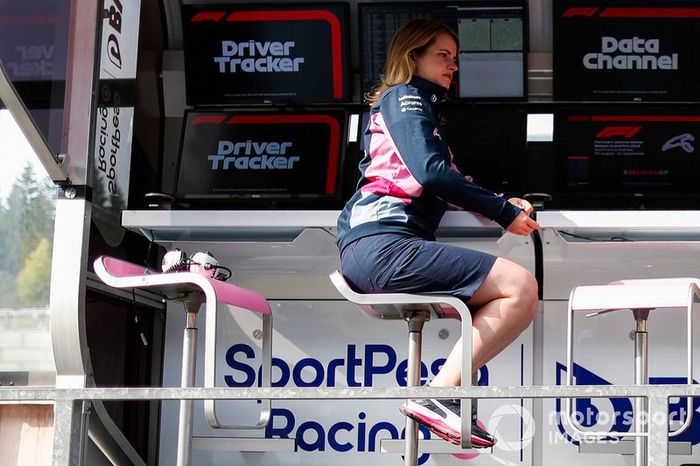 Una componente del equipo Racing Point es entrevistada