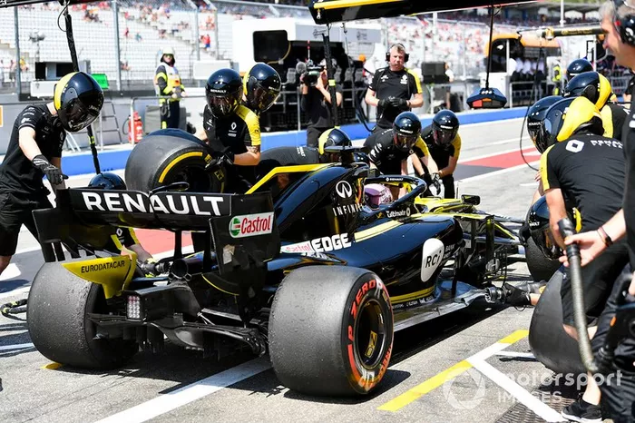 Daniel Ricciardo, Renault F1 Team R.S.19, hace una parada en boxes durante los entrenamientos