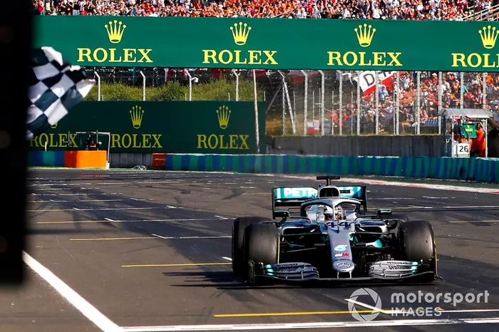 Ganador Lewis Hamilton, Mercedes AMG F1 W10 cruza la meta