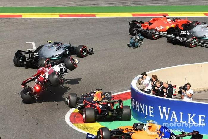 Kimi Raikkonen, Alfa Romeo Racing C38, scagliato in aria da Max Verstappen, Red Bull Racing RB15