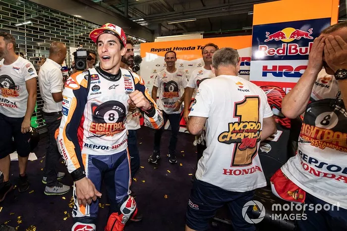 Il Campione del Mondo Marc Marquez, Repsol Honda Team, festeggia con il suo team