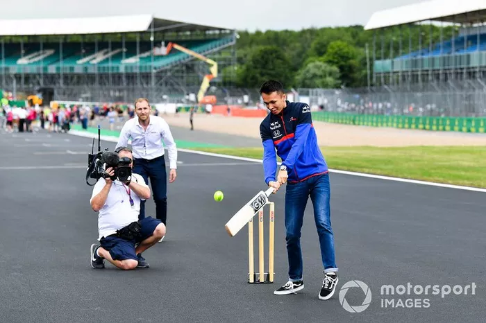 Alexander Albon, Toro Rosso, jugando a cricket 