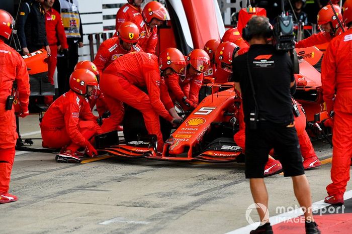 Sebastian Vettel, Ferrari SF90 pit stop para el cambio de alerón delantero después del contacto con Max Verstappen, Red Bull Racing RB15 