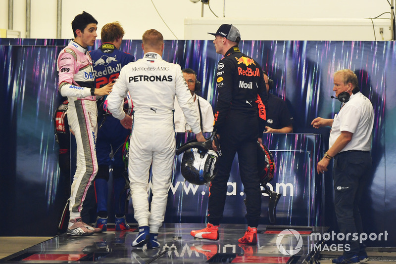Max Verstappen, Red Bull Racing y Esteban Ocon, Racing Point Force India discuten en la sala de pesaje de la FIA ante la mirada de Bottas y Hartley