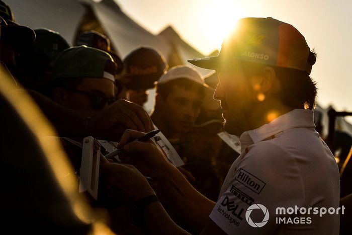 Fernando Alonso, McLaren firma autógrafos para los aficionados