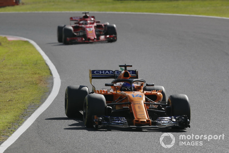 Fernando Alonso, McLaren MCL33 precede Sebastian Vettel, Ferrari SF71H
