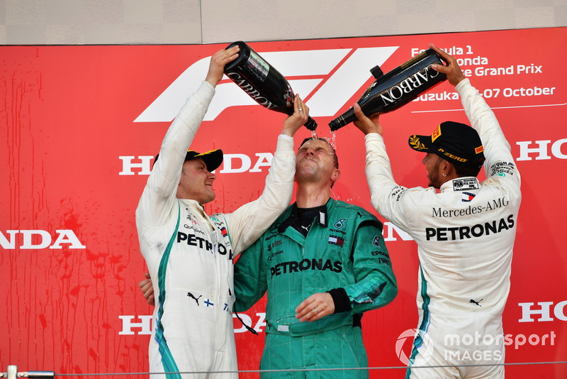 Гонщики Mercedes AMG F1 Льюис Хэмилтон и Валттери Боттас, старший механик команды Мэтт Дин