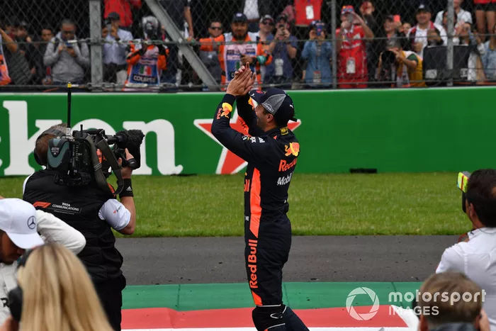 Ganador de la pole Daniel Ricciardo, Red Bull Racing celebra en Parc Ferme 