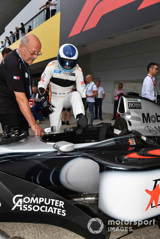 Mika Hakkinen, McLaren MP4-13 en Leyendas F1 30 Aniversario vuelta de Demostración