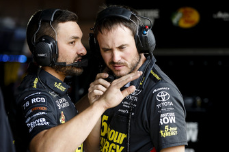 Martin Truex Jr., Furniture Row Racing, Toyota Camry 5-hour ENERGY/Bass Pro Shops crew members