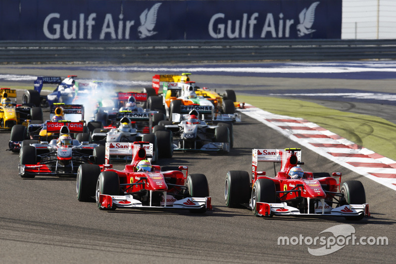 Fernando Alonso, Ferrari F10 pasa a su compañero de equipo Felipe Massa, Ferrari F10 en la primera vuelta de la carrera