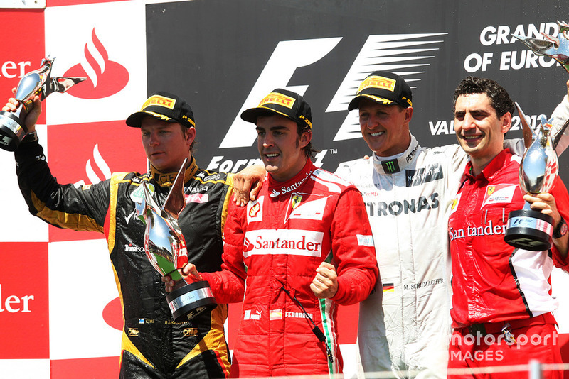 Podio: segundo lugar Kimi Raikkonen, Lotus F1, ganador Fernando Alonso, Ferrari, tercero Michael Schumacher, Mercedes AMG F1 y Andrea Stella, ingeniero de Ferrari