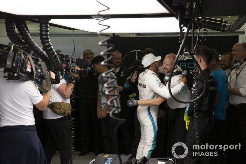 Lewis Hamilton, Mercedes AMG F1 celebra con su equipo celebra