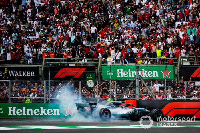 Lewis Hamilton, Mercedes AMG F1 W09 EQ Power +, celebra con donuts su quinto título mundial de pilotos