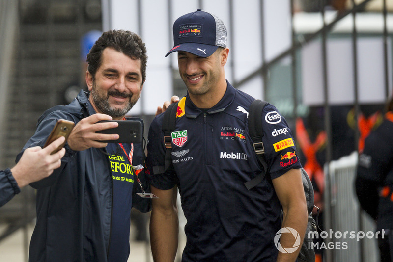 Daniel Ricciardo, Red Bull Racing, scatta un selfie con un fan