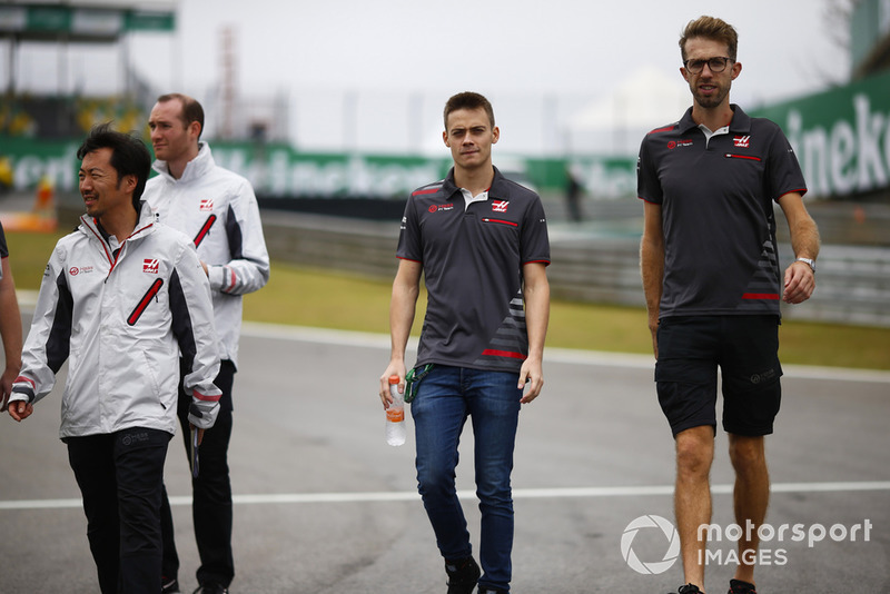Louis Deletraz, pilota di Formula 2 e pilota collaudatore e sviluppatore, Haas, ispeziona il circuito con i colleghi