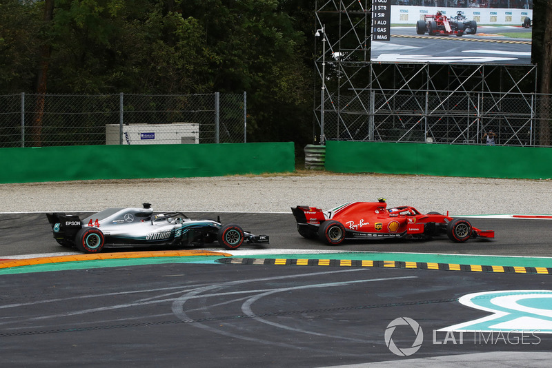 Kimi Raikkonen, Ferrari SF71H devant Lewis Hamilton, Mercedes AMG F1 W09