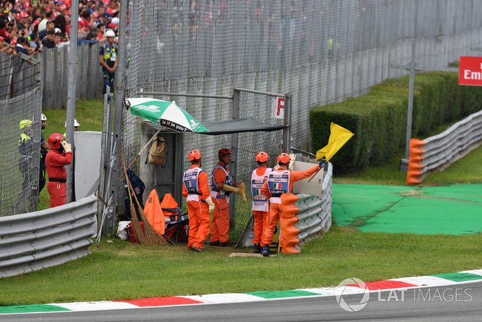 Comisarios con banderas amarillas