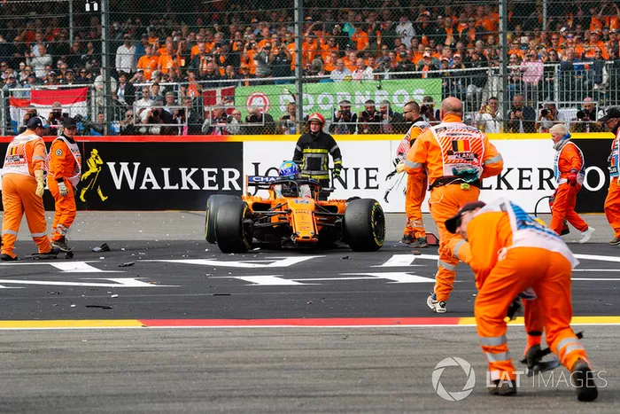 Fernando Alonso, McLaren MCL33 tras el accidente