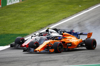 Kevin Magnussen, Haas F1 Team VF-18, and Fernando Alonso, McLaren MCL33, go wheel-to-wheel