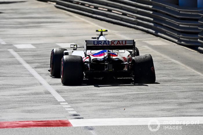 Mick Schumacher, Haas VF-21, con daños por choque trasero