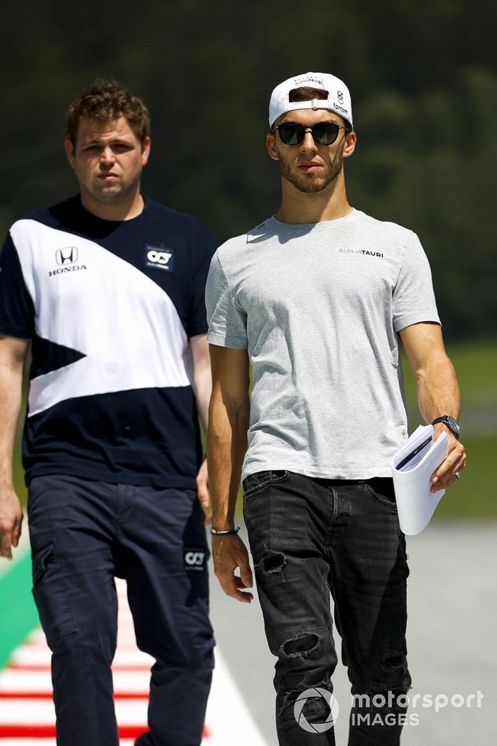Pierre Gasly, AlphaTauri, recorre la pista del GP de Estiria