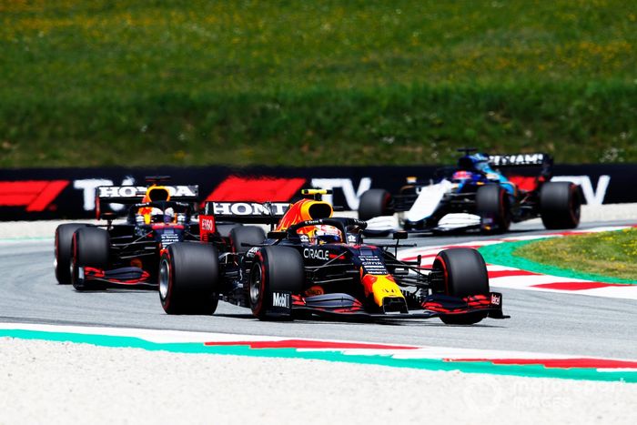 Sergio Pérez, Red Bull Racing RB16B, Max Verstappen, Red Bull Racing RB16B, George Russell, Williams FW43B