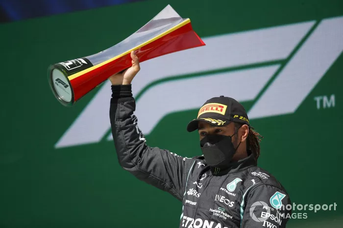 Podio: ganador de la carrera Lewis Hamilton, Mercedes