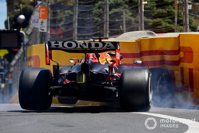 Max Verstappen, Red Bull Racing RB16B, golpea las barreras en la FP3