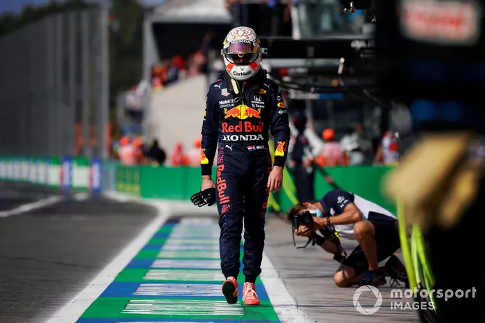 Un abatido Max Verstappen, de Red Bull Racing, regresa a boxes tras chocar con Lewis Hamilton, de Mercedes